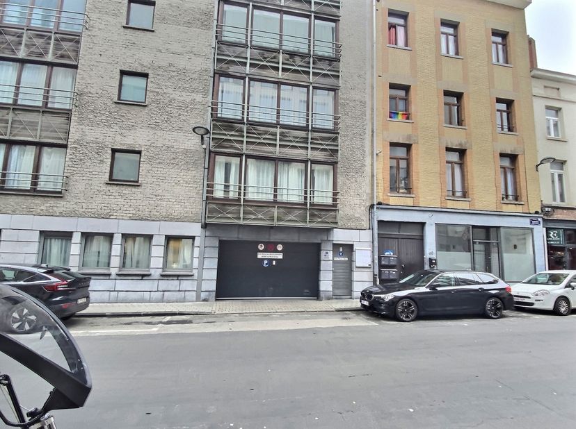 Ixelles | Wijk Chaussée d'Ixelles – Overdekte parkeerplaats!<br />
Deze parkeerplaats bevindt zich in een modern woongebouw. ​​De parkeerplaats is bev