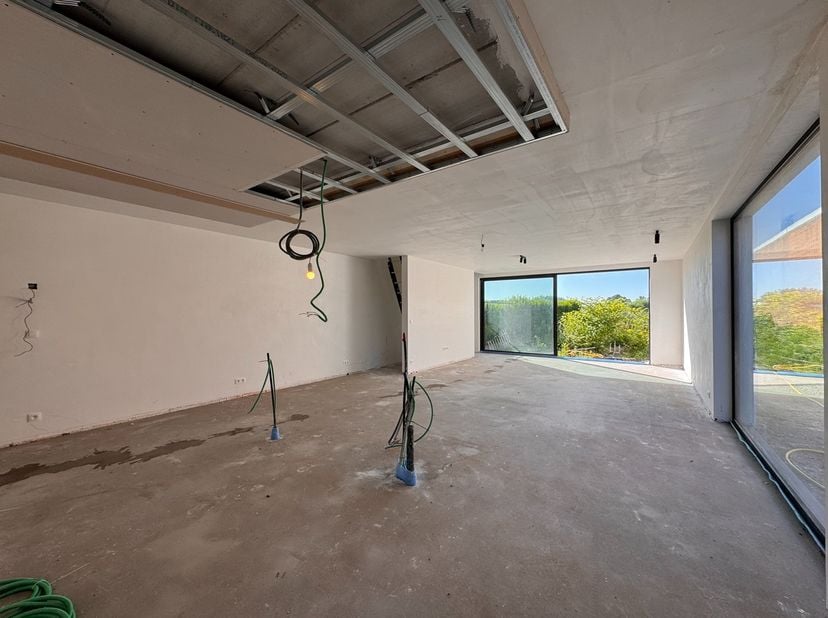 Deze halfopen bebouwing combineert een doordachte indeling met een aangename woonbeleving. De woning beschikt op het gelijkvloers over een afzonderlij