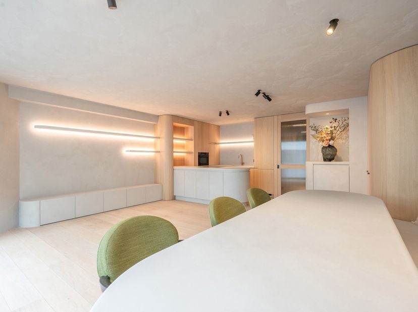 Prachtig gerenoveerd appartement met 3 slaapkamers, uitstekend gelegen op enkele passen van de Zeedijk en het Driehoeksplein. Indeling: inkomhal met v