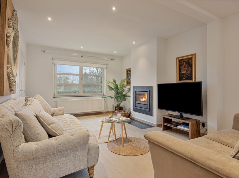 Huurprijs: € 3000/maand (inclusief tuinonderhoud en poetsdienst 2u/week)<br />
Volledig gerenoveerde woning met carport en laundry room op een mooi pe