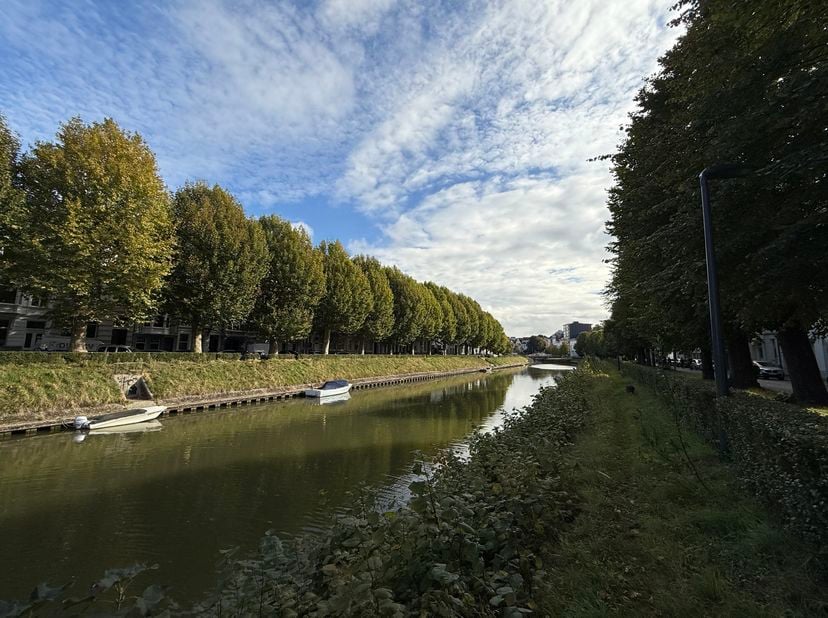 Ligging<br />
Dit appartement bevindt zich op een uitstekende locatie: op wandelafstand van de Blaarmeersen en de Coupure, en op comfortabele fietsafs