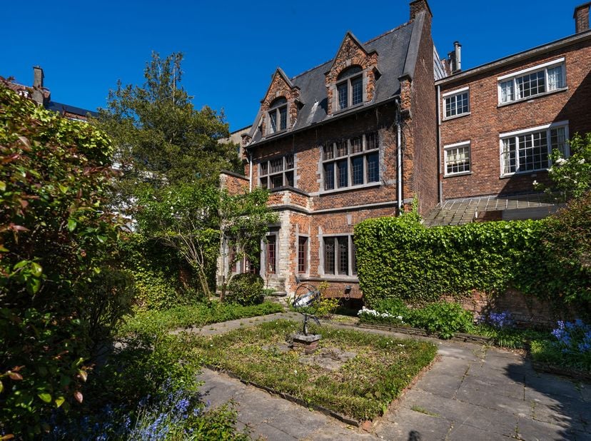 IXELLES – Entre la place Brugmann et l’avenue Molière, dans l’un des quartiers les plus élégants de Bruxelles, incroyable MAISON (8ch/3sdb) avec GARAG