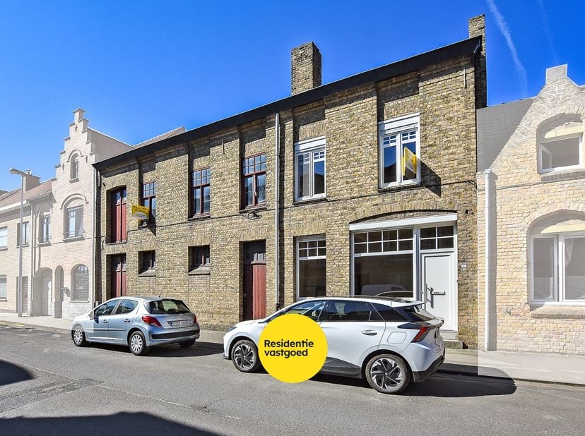 Charmante woning met opslagplaats in centrum Diksmuide op 248 m²!<br />
Op enkele meters van de grote markt, vinden we dit eigendom met herenhuis allu
