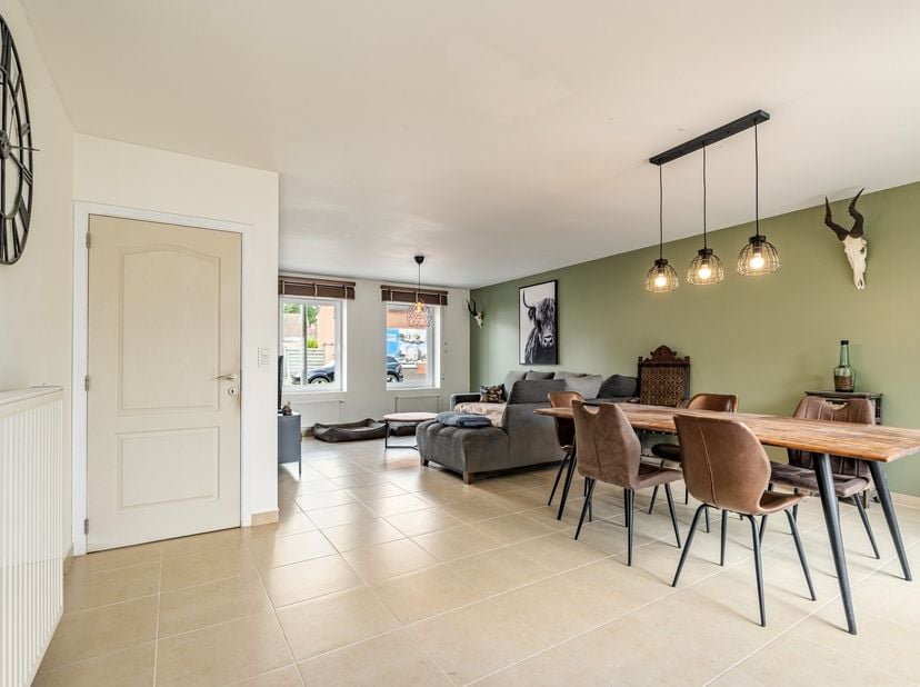 In de Terreststraat in Houthulst treffen we deze energiezuinige woning met 3 ruime slaapkamers.<br />
De woning omvat een inkomhal met gastentoilet. L