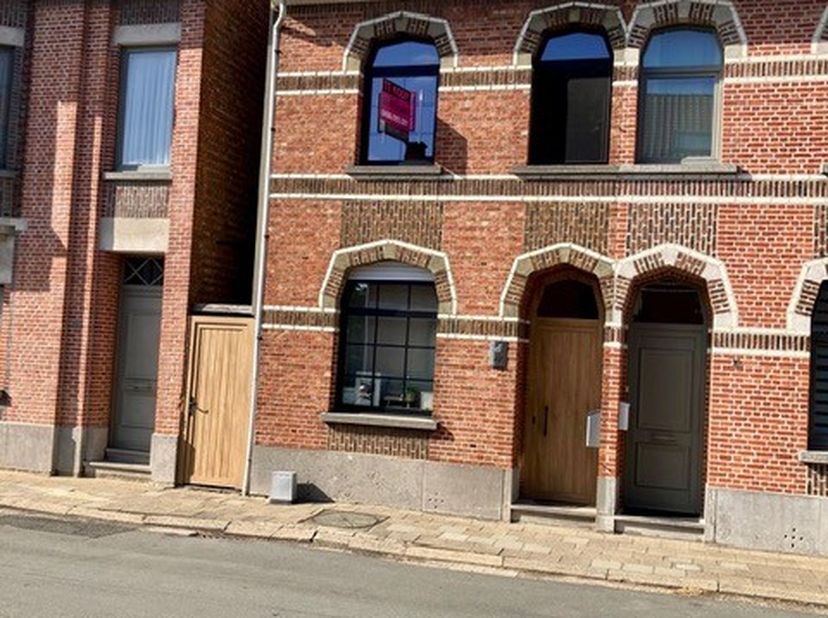 <br />
Toffe volledig gerenoveerde instapklare woning met zij-ingang. Deze woning is afgewerkt met luxe materialen, zonnepanelen en opslagbatterij.<br