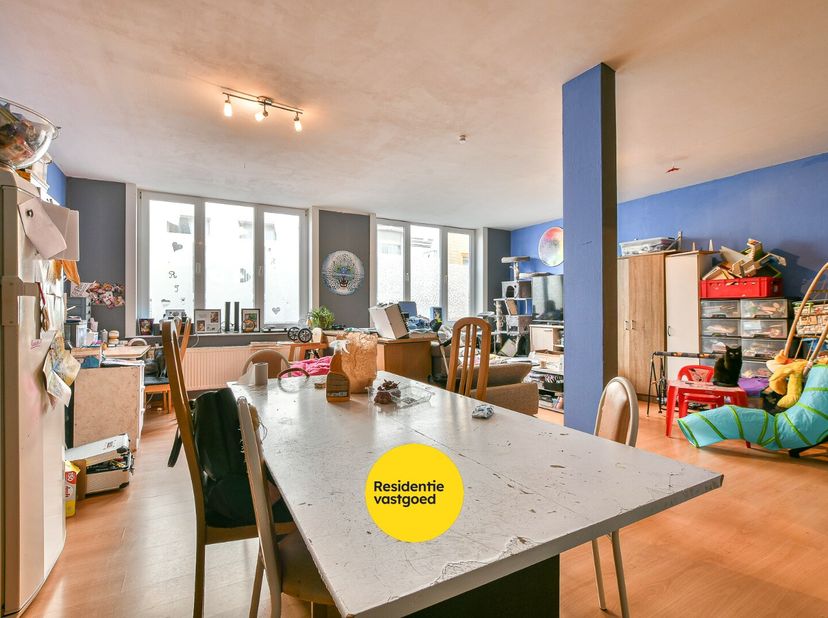 Ruim en lichtrijk 2-slaapkamerappartement van ca. 98 m², gelegen op de eerste verdieping in het centrum van Blankenberge. Dit charmante appartement in
