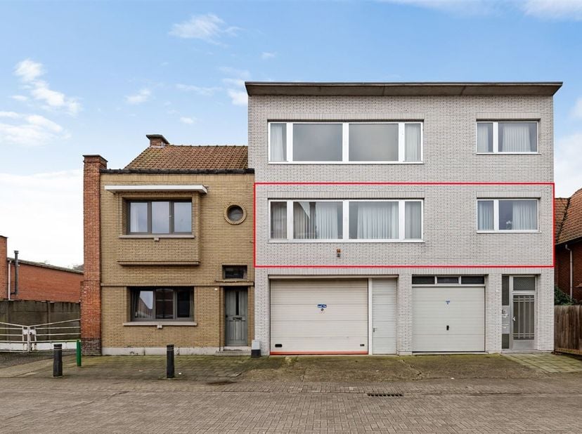 In de Gyselstraat te Nieuwkerken vinden we dit uitzonderlijk te renoveren opbrengsteigendom bestaande uit een halfopen eengezinswoning en een appartem