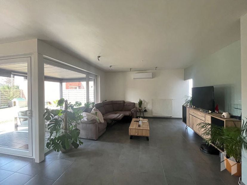 Mooie woning ( 172 m² ) met 3 slaapkamers, een tuin en inpandige garage!<br />
BIJZONDERHEDEN:<br />
- Beschikbaar vanaf 01/09/2026;<br />
- airco in