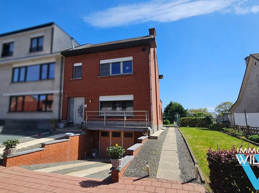 Sommige woningen hebben meteen iets bijzonders. Deze charmante halfopen bebouwing combineert een verrassend ruim interieur met een uitzonderlijk grote