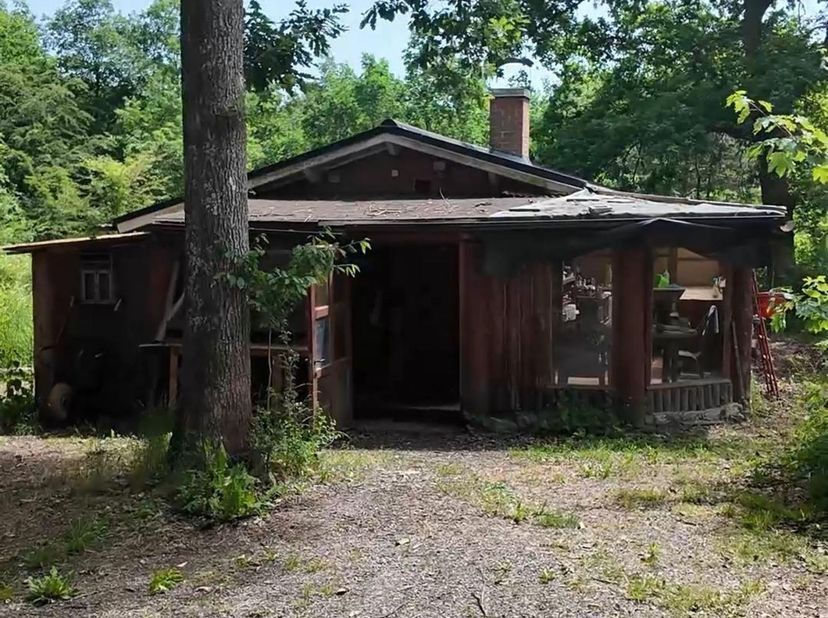 Een chalet midden in een bosrijk park van 5h99a50ca bestaande uit: ingerichte keuken, woonkamer, badkamer, wc, terras, tuin, bos, 2 vijvers die het he