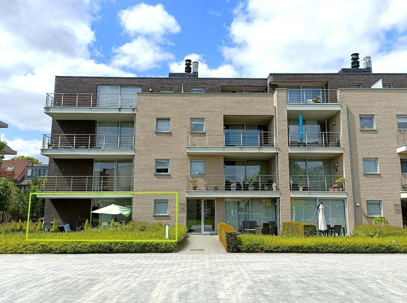 Dit ruim appartement is gelegen op het gelijkvloers van een recent gebouw aan het einde van de Driekruisenstraat, met achterzijde aan de Bilzersteenwe