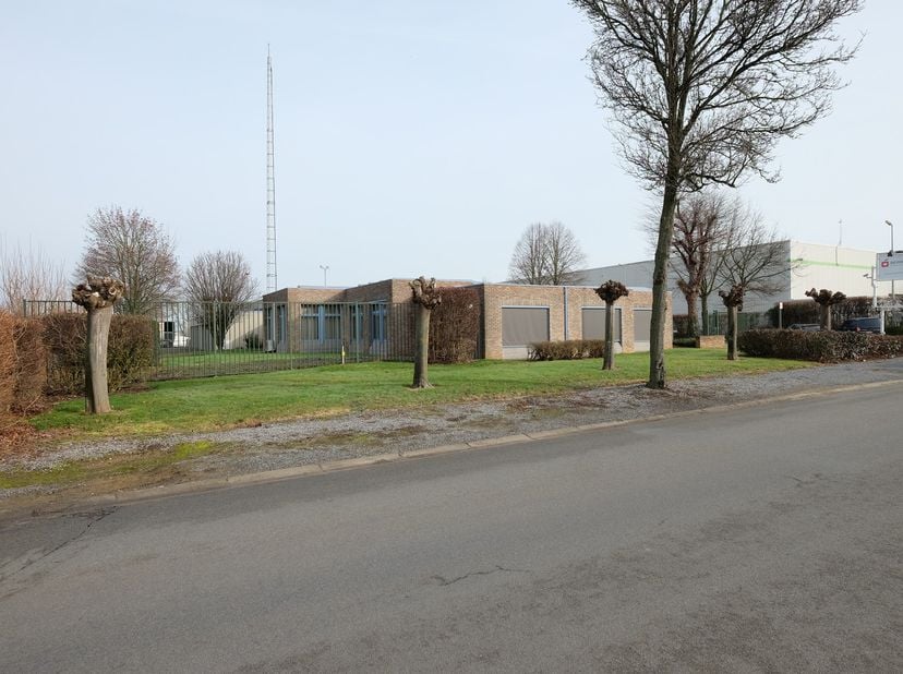 Praktisch ingericht kantoorgebouw op de industriezone Schurhovenveld te huur.<br />
<br />
De totale oppervlakte bestaat uit ongeveer 250 m² en bestaa