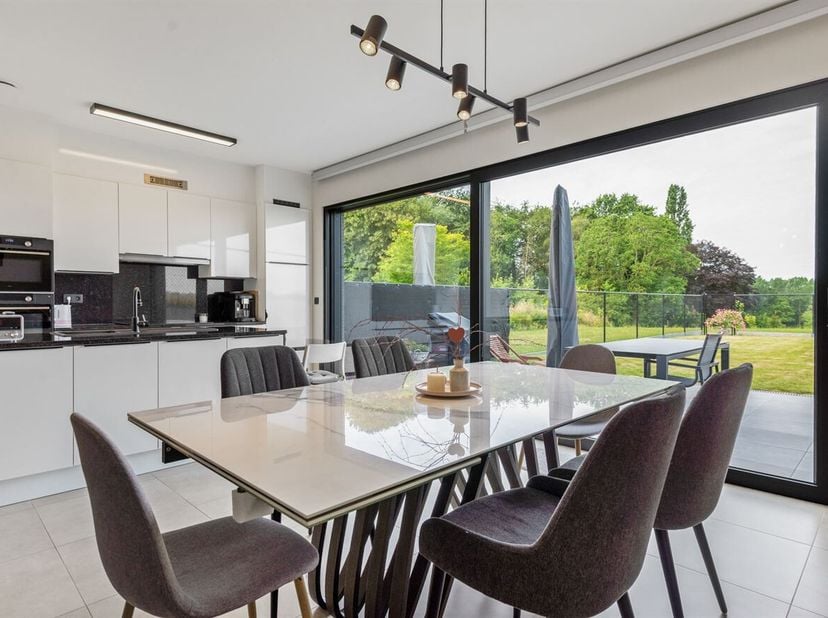 Ontdek deze instapklare omgekeerde duplex uit 2022 met een bewoonbare oppervlakte van 92 m², waar modern wooncomfort, energiezuinigheid en een uitstek