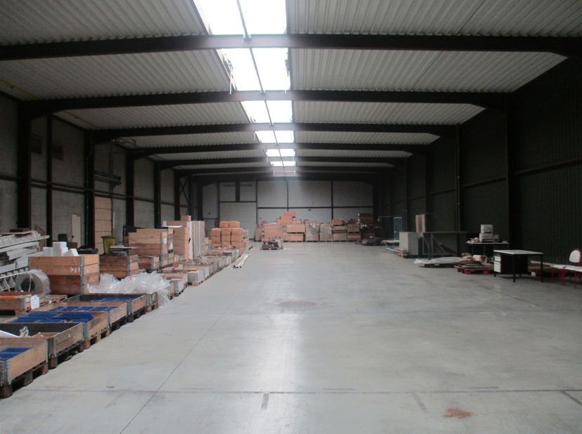 Polyvalente site van 16.700m² magazijnruimten - 2.196m² magazijn, gedeeltelijk 6m en gedeeltelijk 4.5m vrije hoogte met 2 laadkades Aanpassingen mogel