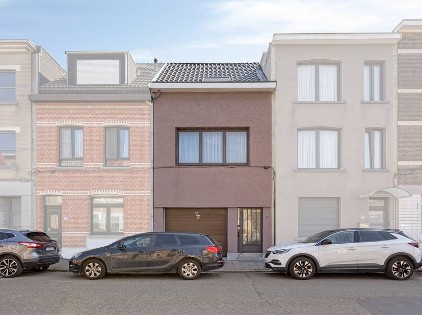 Vous recherchez une maison avec garage à Deurne ? Ensuite, nous avons cette maison bien entretenue à vendre à Deurne au Albert Bevernagelei 36. Grâce