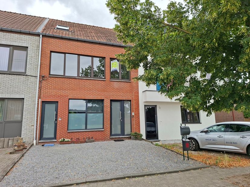 Leuk gerenoveerde rijwoning te Kiewit (Hasselt)<br />
<br />
Deze bel - étage bevindt zich net buiten de Grote Ring van Hasselt en is voorzien van all