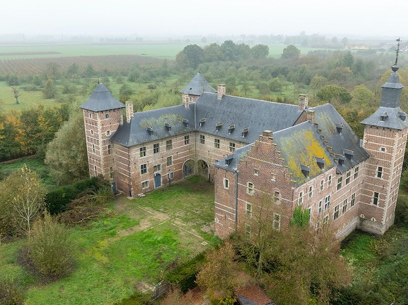 Het Kasteel van Rijkel, gelegen op een idyllisch domein in Borgloon, dateert uit 1541 en werd in de 17de eeuw uitgebreid. Het gebouw is geklasseerd en