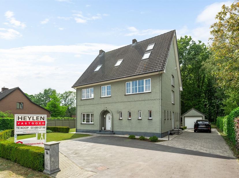 Charmante,  statige woning op 986 m² grond, gelegen in een zeer rustige straat nabij het centrum, scholen en openbaar vervoer. <br />
De woning is gro