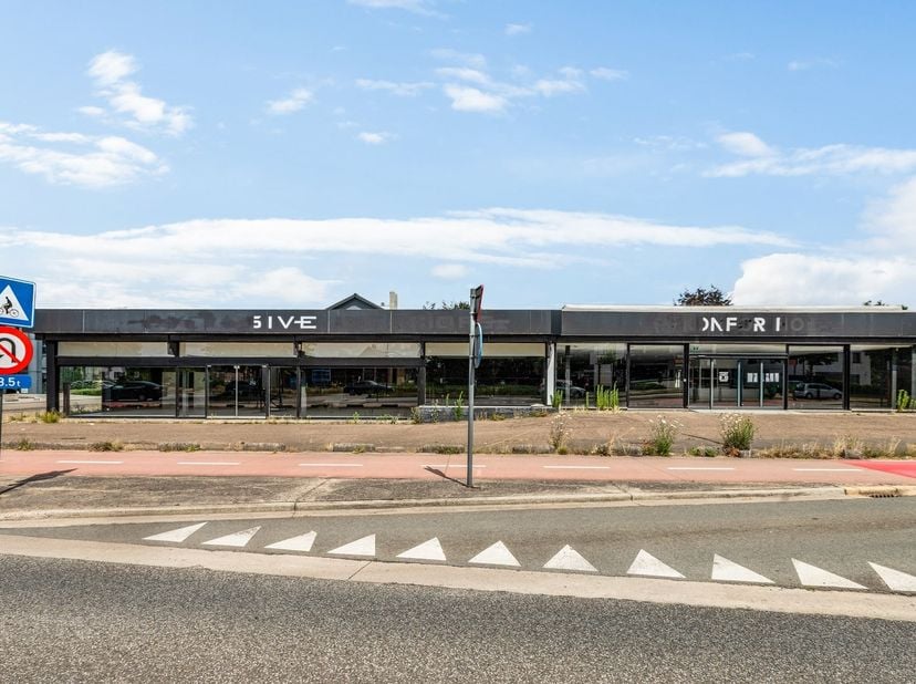 Local commercial de 967 m² idéalement situé le long de la Hasseltweg à Genk<br />
<br />
<br />
<br />
Ce vaste local commercial de 967 m² bénéficie