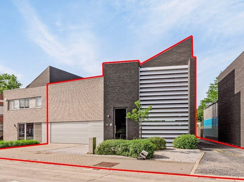 Deze magnifieke eigendom met hoge afwerkingsgraad en enkele praktische eyecatchers door architect Deviane is de perfecte woning voor wie op zoek is na