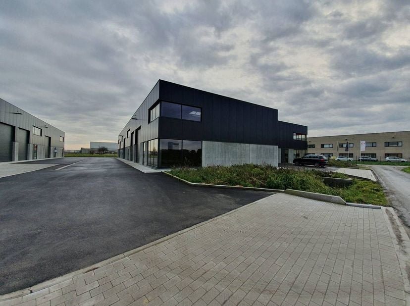 Unité PME d'environ 178 m² à louer à Wielsbeke. L'entrepôt est situé à proximité de différentes routes d'accès. Deux places de parking privées incluse