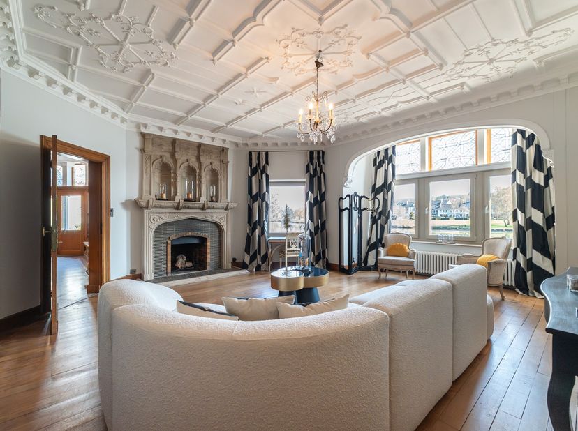 In Wépion, op 2 km van Namen, een landhuis in Belle Époque-stijl uit 1903, met een bewoonbare oppervlakte van 548 m² (EPB-klasse D) op een perceel van