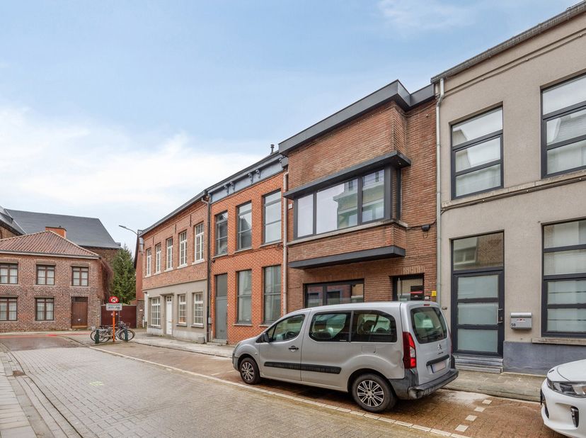 Cet appartement duplex avec terrasse est idéalement situé au centre de Diest et offre une combinaison parfaite de confort moderne et d’efficacité éner