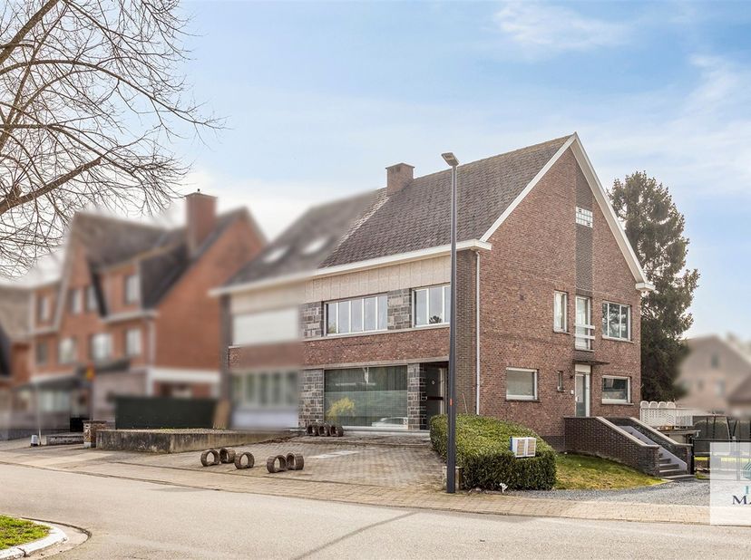 Deze halfopen bebouwing is gelegen in het centrum tegenover supermarkt Delhaize. De ruime woning bevindt zich op een perceel van 5a60ca met 3 parkeerp