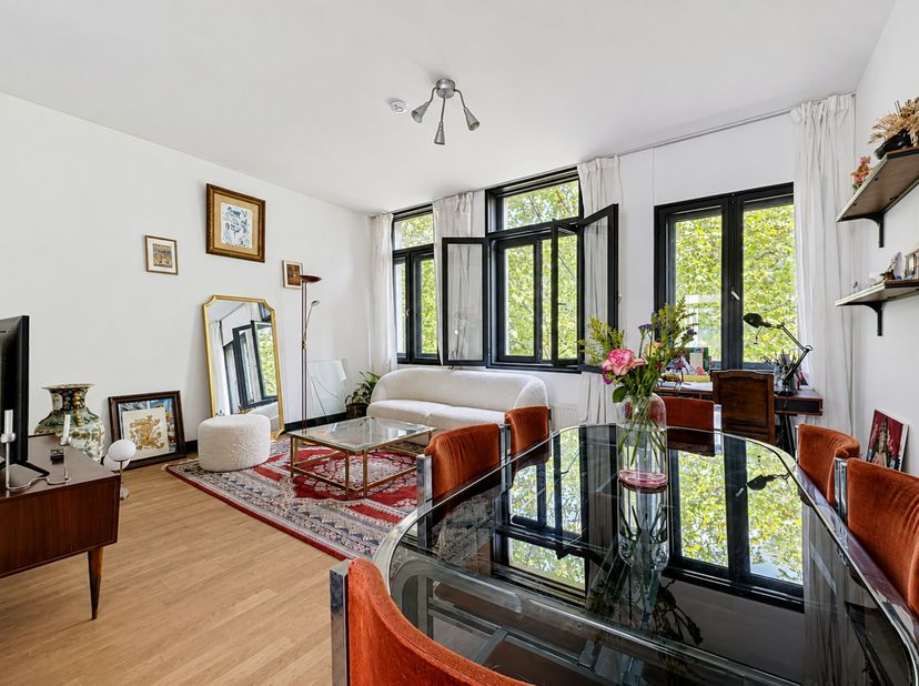 Cet appartement agréable est situé au deuxième étage d'un petit immeuble dans la rue du Comte d'Egmont, dans un emplacement particulièrement avantageu