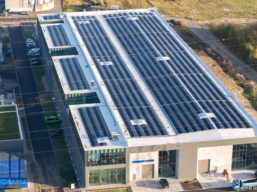 Zeer goed gelegen bedrijfsgebouw, langs de E34 richting Gent, bestaande uit 1.680 m² magazijnruimte in combinatie met moderne kantoren van 585 m². De