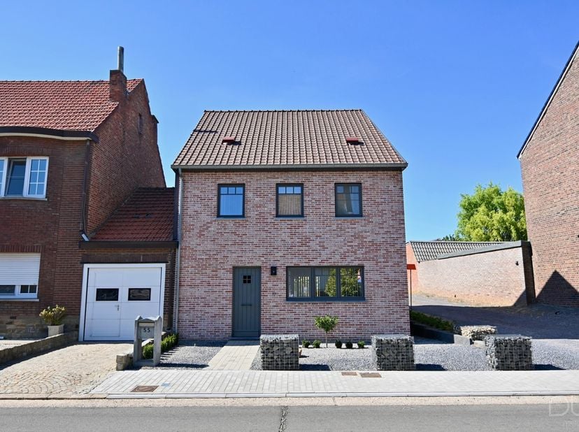 Deze jonge woning, gebouwd in 2021, is gelegen op een mooi perceel van maar liefst 8a75ca en bevindt zich in een rustige, aangename omgeving nabij Sin