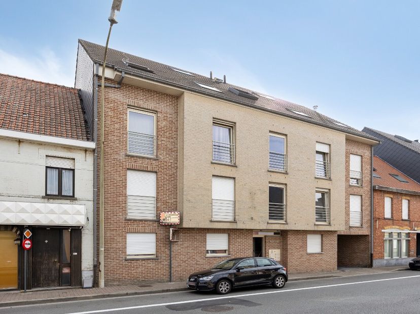 Het gaat over een gebouw met 8 appartementen en bijhorende garages gelegen in de centrumstraat 57 Olsene ( Zulte ).Momenteel zijn alle appartementen o