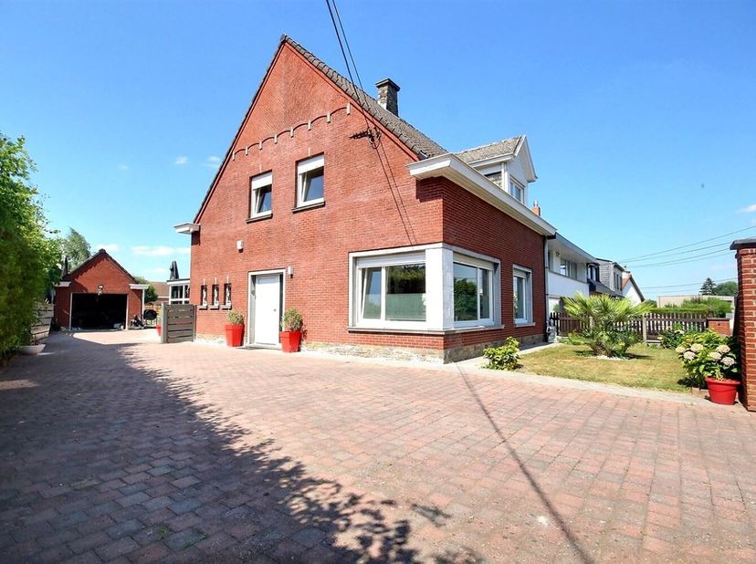 Maison 3 Façades avec Grand Garage et 4 Places de Parking à Luingne