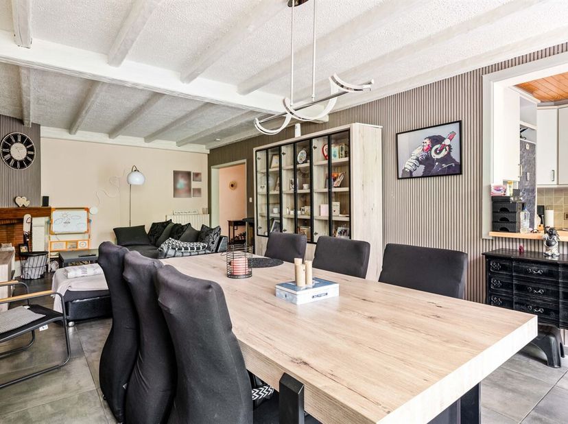 Cet appartement du deuxième étage, prêt à être emménagé, combine une situation tranquille avec le confort de la ville. Il est situé dans un immeuble b
