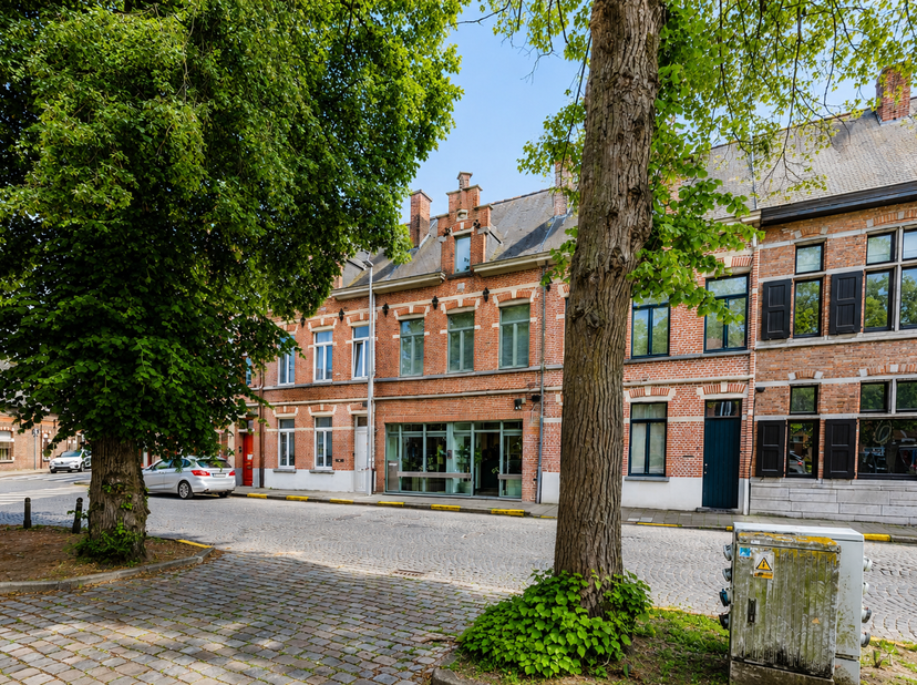 In een representatief kantoorpand op een centrale ligging aan het Gemeenteplein bieden wij een deel van een professioneel ingericht kantoorgebouw te h