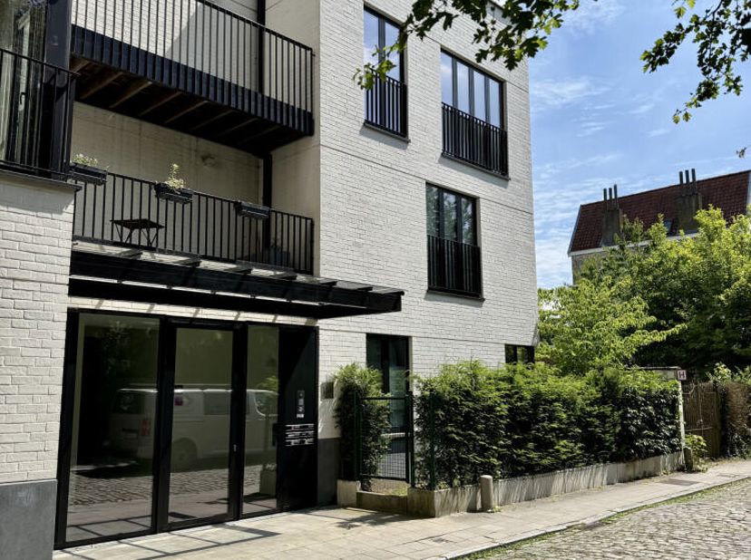 Niché au calme dune ruelle sans issue, à lorée dun bois et à proximité immédiate de la gare, ce superbe appartement 1 chambre de 74 m² bénéficie dun e