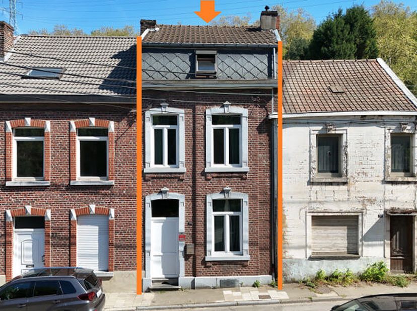 Agréable maison mitoyenne rénovée (+/- 149m² d'après PEB) 3 à 4 chambres avec grande terrasse (+/- 44m²) et jardin bien située à Seraing, à proximité