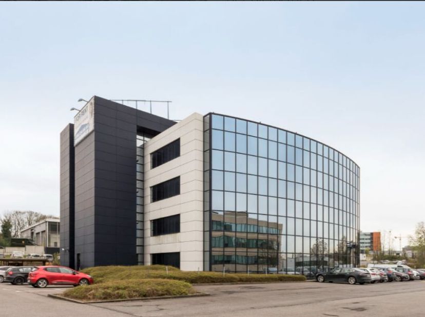 Deze kantoorruimte aan de Woluwelaan maakt een efficiënte bedrijfsvoering mogelijk op een locatie in de dynamische noordoostelijke rand van Brussel. J