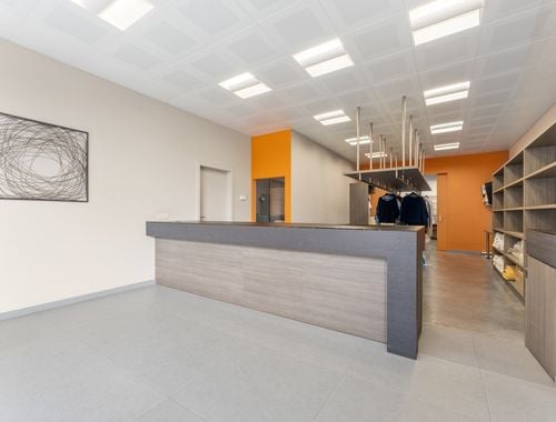                                         Bien commercial à louer à Roeselare, € 400
