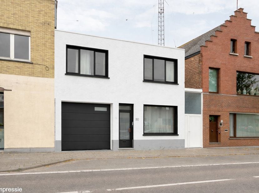GELIJKVLOERS<br />
Inkomhal 30 m² op tegel. Leefruimte 40 m² op tegel. Eetkamer 24 m² op linoleum. Keuken 10 m² met keramische kookplaat, vaatwasser “