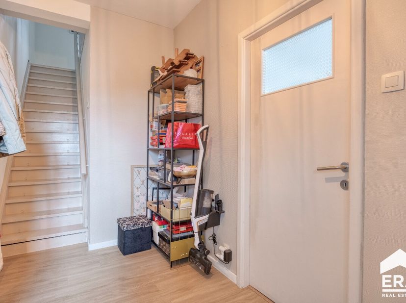 Bent u op zoek naar een verzorgde, instapklare woning op een rustige locatie? Dan is deze halfopen bebouwing aan de Eikstraat 9 in Lommel absoluut een