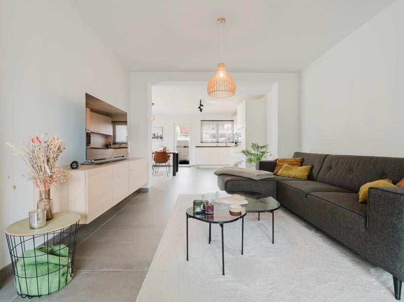 Deze compleet gerenoveerde woning ligt in een zeer rustige straat in een wijk waar alles nabij is. De woning ligt op 5 minuten fietsafstand van het br