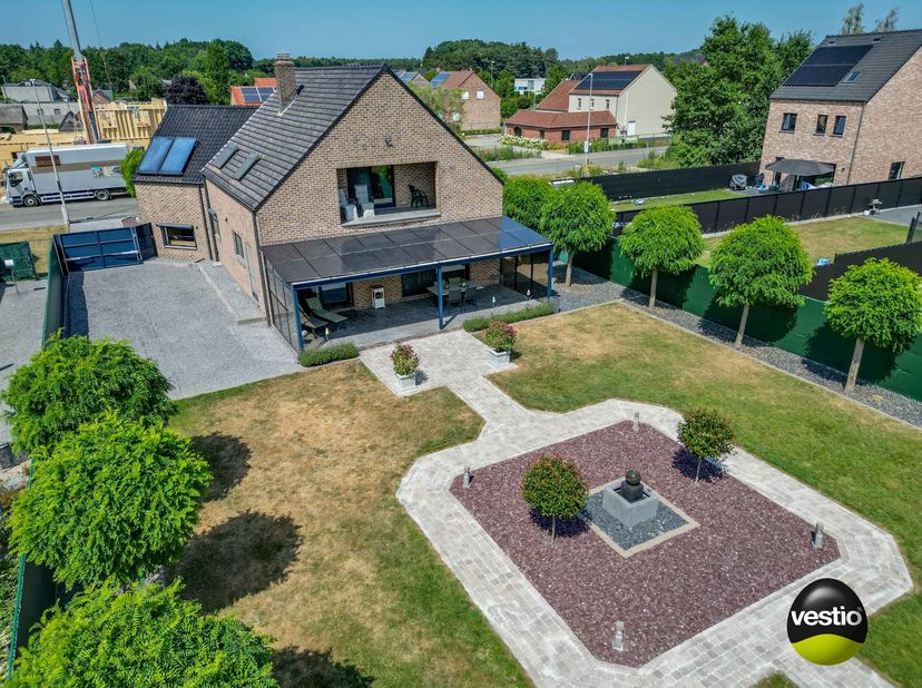ENERGIEZUINIGE WONING OP 13,52 ARE TE OPGLABBEEK<br />
<br />
Deze ruime en lichtrijke woning is gelegen langs de Speeltuinstraat vlakbij het centrum