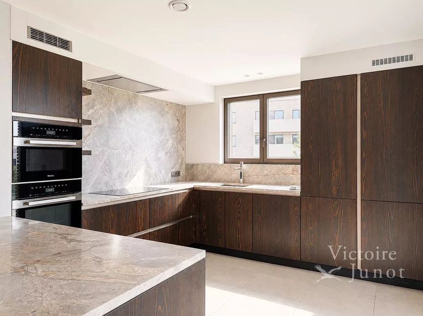 Bien présenté par Yanis Morsa : 0487 71 46 10 / yanis.morsa@victoire.be<br />
Victoire Junot vous propose ce magnifique appartement 2 chambres de ±155