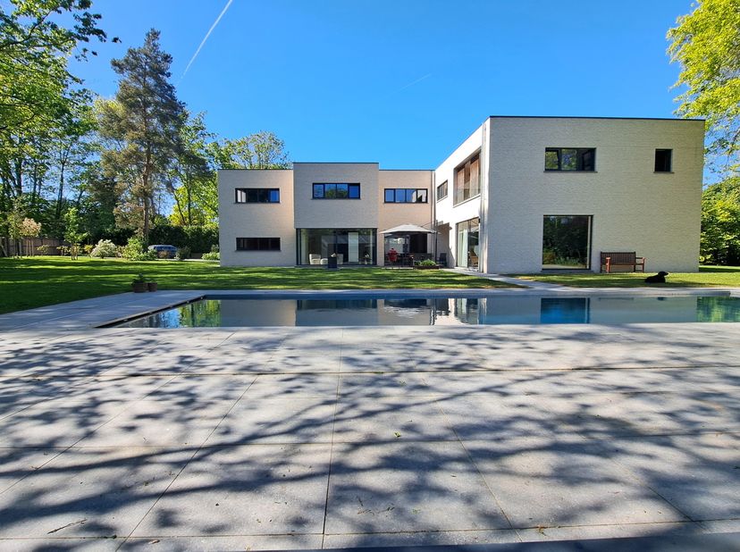 ✓ Éléments favorables :<br />
<br />
- Villa contemporaine de caractère très appréciée<br />
- région à valeur immobilière élevée (Brabant Wallon)<br