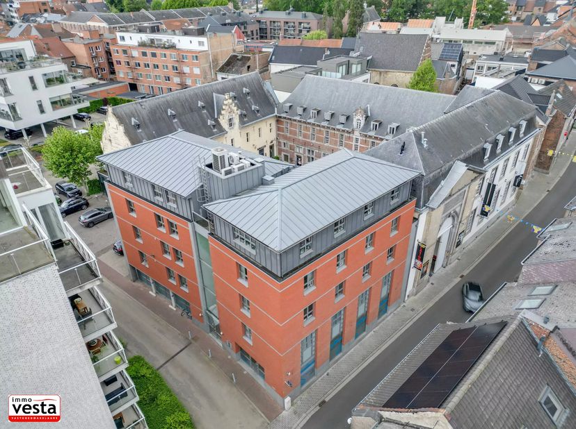 In het hart van Sint-Truiden bevindt zich dit moderne appartement van 111 m². Het beschikt over twee ruime slaapkamers en is ideaal voor gezinnen, kop