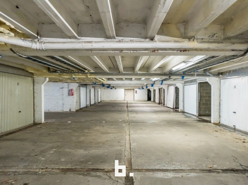 Goed gelegen en afgesloten garagebox in het centrum van Kortrijk,<br />
ideaal als investering of om zelf te gebruiken.<br />
6,5m diep bij 2,43m bree