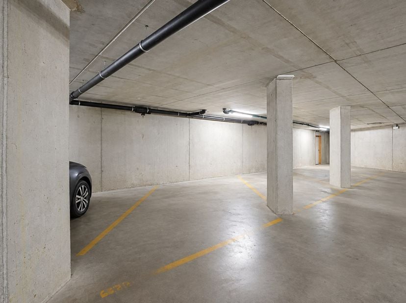 In een appartementsgebouw, residentie Het Zonnehof, bieden wij deze privé parkeerplaats aan. <br />
De parkeerplaats bevindt zich in de kelderverdiepi