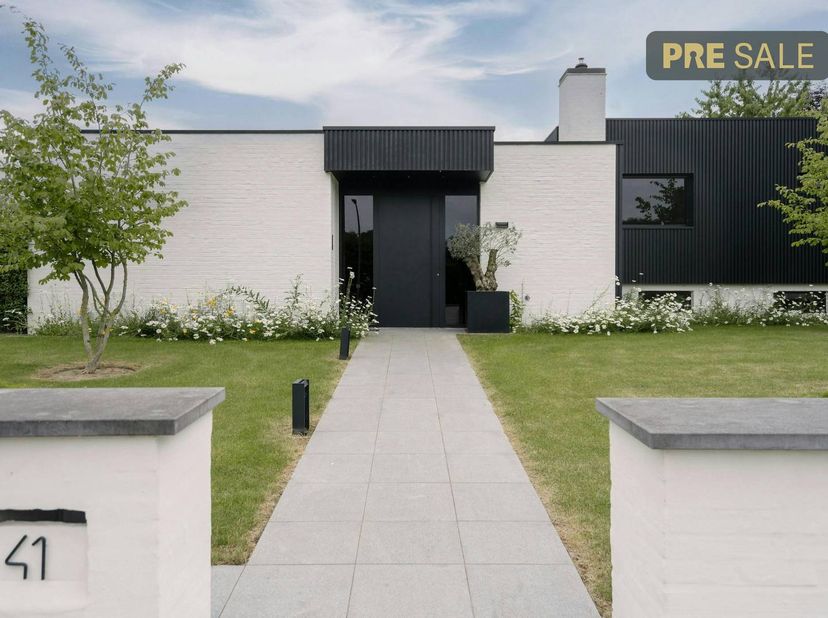 In de gegeerde Rodenburgverkaveling in Marke bevindt zich deze instapklare villa op een uitzonderlijk rustige ligging in een doodlopende straat. Hier