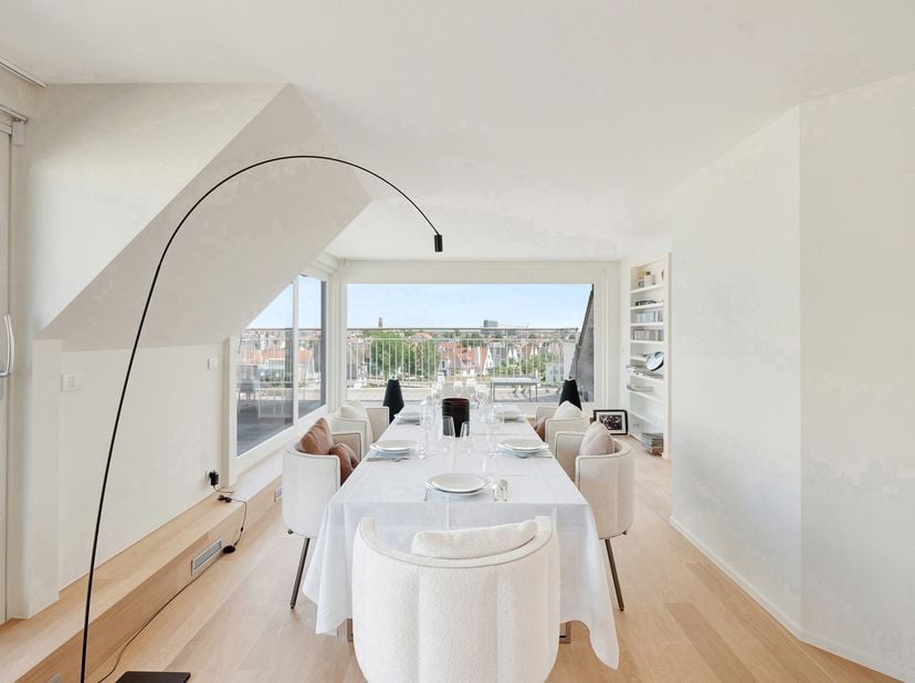 Subliem zonnig duplexappartement met ruime terrassen en zijdelings zeezicht, op enkele stappen van de Zeedijk in Knokke.<br />
Via de inkomhal met gas